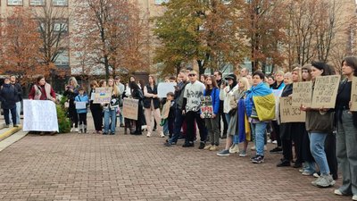 Моїм дітям потрібен живий батько: у Черкасах під міськрадою відбулася акція протесту