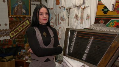 Щитом і цимбалами: як прикарпатський музикант Петро Сказків боровся під час Революції Гідності Щитом і цимбалами: як прикарпатський музикант Петро Сказків боровся під час Революції Гідності