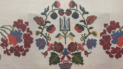 «Сорочка з тризубом, закопана під деревом». У Чернівцях представили виставку вишиття з українською символікою «Сорочка з тризубом, закопана під деревом». У Чернівцях представили виставку вишиття з українською символікою