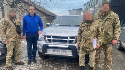 Працівники лікарні на Тернопільщині перерахували кошти на автомобілі для військових