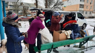 "Життя налагоджується, аби мирне небо було". Миколаївські волонтери доставили допомогу жителям постраждалих сіл "Життя налагоджується, аби мирне небо було". Миколаївські волонтери доставили допомогу жителям постраждалих сіл