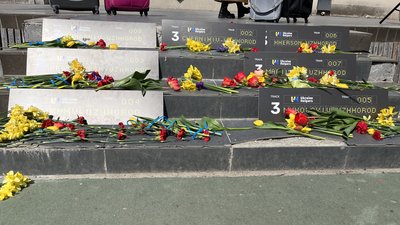 Близько 100 людей пройшли з валізами двома площами в Ужгороді, аби підтримати українців Близько 100 людей пройшли з валізами двома площами в Ужгороді, аби підтримати українців