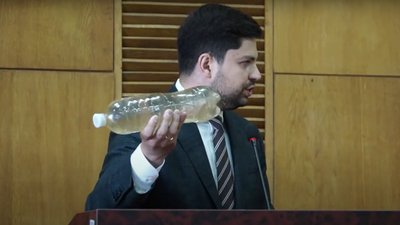 Мер Конотопа облив водою народного депутата Качуру під час сесії міськради Мер Конотопа облив водою народного депутата Качуру під час сесії міськради