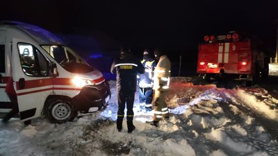 На Полтавщині через погоду рятувальники буксирували вантажівки, легковики і «швидкі»