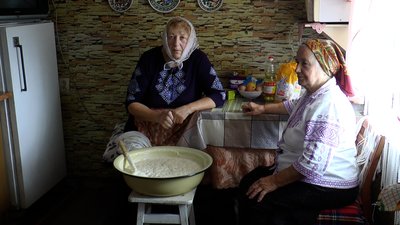Традиції поколінь. У Молодкові на Франківщині показали, як випікають обрядовий весільний хліб Традиції поколінь. У Молодкові на Франківщині показали, як випікають обрядовий весільний хліб