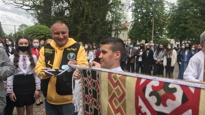 На Прикарпатті розгорнули найдовший вишитий рушник та встановили рекорд України На Прикарпатті розгорнули найдовший вишитий рушник та встановили рекорд України