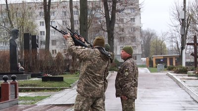У Житомирі попрощалися із загиблим десантником Віктором Горошишиним У Житомирі попрощалися із загиблим десантником Віктором Горошишиним