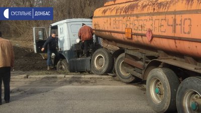 У Краматорську бензовоз перекрив рух тролейбусів. ФОТО У Краматорську бензовоз перекрив рух тролейбусів. ФОТО