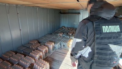 Підпільне виробництво алкоголю та його збут: підозрюють п’ятьох жителів Дніпра Підпільне виробництво алкоголю та його збут: підозрюють п’ятьох жителів Дніпра