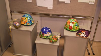 Військові шоломи з передової мисткині перетворили на сувеніри. 6 грудня 2022 рік Військові шоломи з передової мисткині перетворили на сувеніри. 6 грудня 2022 рік