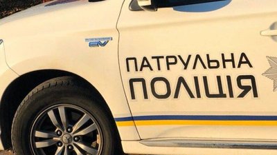 Чоловік кинувся на капот поліцейського автомобіля