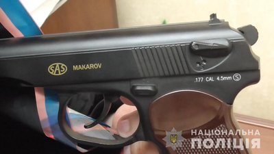У Вінниці хлопець із вікна квартири стріляв у перехожих У Вінниці хлопець із вікна квартири стріляв у перехожих