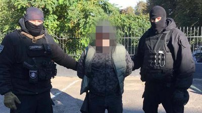 Поліція заявляє про розкриття "зухвалого нападу" на подружжя в Рівному. Підозрюваний вину заперечує