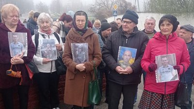 У Нетішині на Хмельниччині містяни вийшли на мирну акцію до собору УПЦ (МП)
