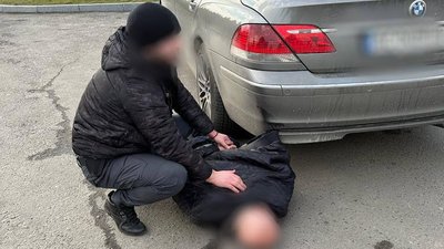 На Волині затримали чоловіків, які виробляли підроблені документи для виїзду за кордон На Волині затримали чоловіків, які виробляли підроблені документи для виїзду за кордон