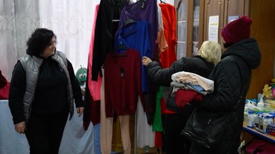 У Кропивницькому роздають одяг переселенцям з Херсонщини: де та як отримати