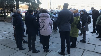 На Полтавщині протестували проти тимчасового закриття шкіл та дитячих садків На Полтавщині протестували проти тимчасового закриття шкіл та дитячих садків