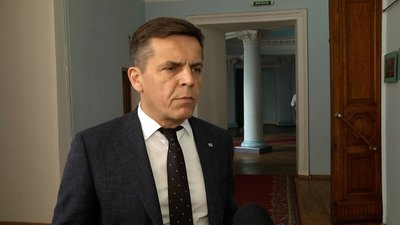 Півтора десятка житомирян під стінами міської ради вимагали знизити тарифи на комунальні послуги Півтора десятка житомирян під стінами міської ради вимагали знизити тарифи на комунальні послуги