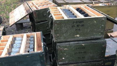 На Донбасі виявили схованку зі зброєю, боєприпасами та БТРом На Донбасі виявили схованку зі зброєю, боєприпасами та БТРом