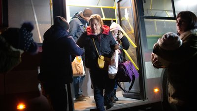 В Івано-Франківську зустріли евакуйованих людей з "гарячих" точок з-під Києва В Івано-Франківську зустріли евакуйованих людей з "гарячих" точок з-під Києва
