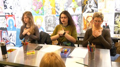 Лікують мистецтвом. У Франківську волонтери займаються арттерапією з переселенцями й місцевими Лікують мистецтвом. У Франківську волонтери займаються арттерапією з переселенцями й місцевими