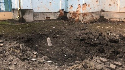 4 квітня 2022 року. Воронка від снаряда біля храму. 4 квітня 2022 року. Воронка від снаряда біля храму.