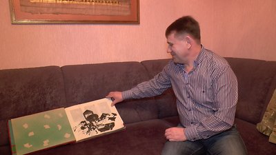 Учасник бойових дій в Афганістані Микола Сап’ян показує фотографії