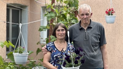 Юрій та Наталія зі своїми квітами