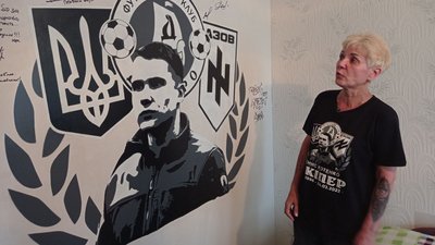 Мати загиблого військовослужбовця біля пам'ятного арту