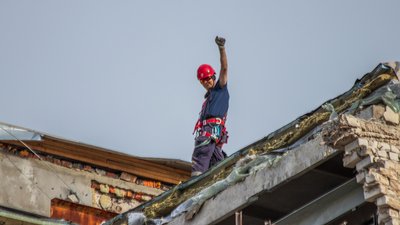 Волонтер з Польщі допомагає рятувальникам Харкова Волонтер з Польщі допомагає рятувальникам Харкова