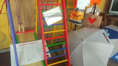 Парфуми, канцелярія та агітки: у Черкасах монтують "Музей виборчого трешу"