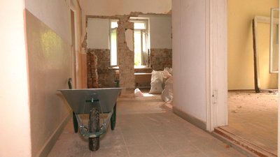 Як в Івано-Франківську волонтери проєкту "Ко-Хати" облаштовують житло для переселенців Як в Івано-Франківську волонтери проєкту "Ко-Хати" облаштовують житло для переселенців
