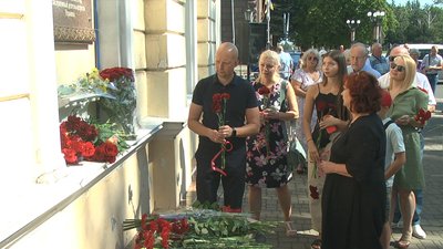 На фасаді Миколаївського драмтеатру відкрили меморіальну дошку На фасаді Миколаївського драмтеатру відкрили меморіальну дошку
