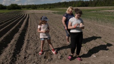 Всі справи роблять гуртом: історія багатодітної родини з Волині Всі справи роблять гуртом: історія багатодітної родини з Волині