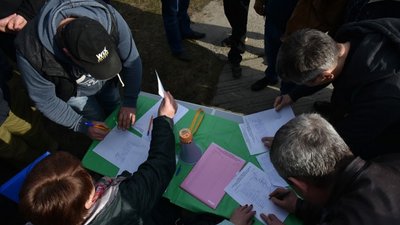 Учасники акції підписують звернення Учасники акції підписують звернення
