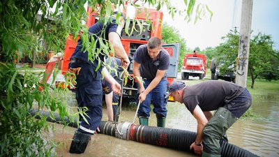 Рятувальники на Тернопільщині відкачали останні кубометри води після підтоплення Рятувальники на Тернопільщині відкачали останні кубометри води після підтоплення