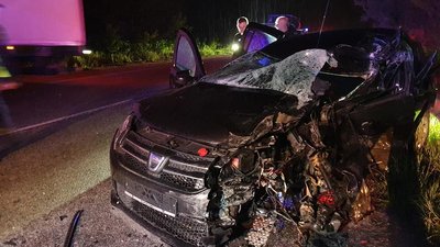На Рівненщині легковик виїхав на зустрічну та в'їхав у вантажівку. Водія затисло у салоні
