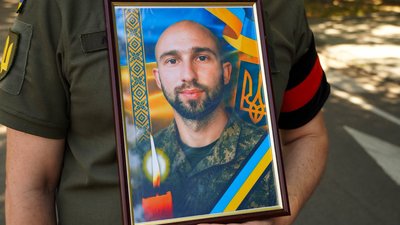 В Ужгороді попрощалися із полеглим захисником Артемом Ромчаком