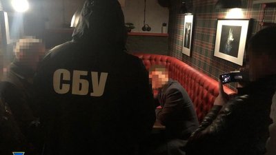 При спробі передати хабар співробітнику СБУ в Житомирі затримали киянина