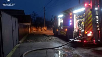 На Дніпропетровщині впродовж ночі рятувальники загасили дві пожежі: є загиблий На Дніпропетровщині впродовж ночі рятувальники загасили дві пожежі: є загиблий