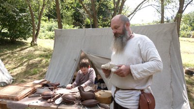 Ігор Любунь показує, як робити взуття