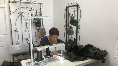 "Сидіти — негоже, бо наші хлопці там стоять за нас". Як у Болехові волонтери виготовляють аптечки й маскувальні сітки "Сидіти — негоже, бо наші хлопці там стоять за нас". Як у Болехові волонтери виготовляють аптечки й маскувальні сітки