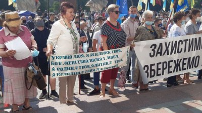 Понад три сотні прикарпатців під ОДА вийшли на підтримку української мови Понад три сотні прикарпатців під ОДА вийшли на підтримку української мови