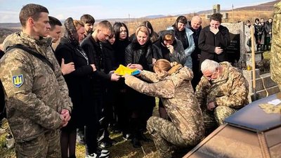 На Закарпатті попрощалися із полеглим захисником Сергієм Логойдою На Закарпатті попрощалися із полеглим захисником Сергієм Логойдою