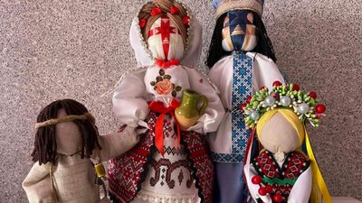 Жителька села Михля Наталія Вакуліч створює ляльки-мотанки
