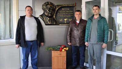 У Черкасах відкрили барельєф заслуженому лікареві України У Черкасах відкрили барельєф заслуженому лікареві України