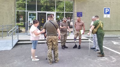 Військові біля Центру розвитку ветеранів у Львові
