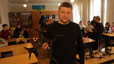 Школярі з Охтирки на Сумщині придбали для захисників три FPV-дрони Школярі з Охтирки на Сумщині придбали для захисників три FPV-дрони