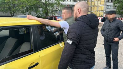 Вимагали гроші, машини й будинки. На Кіровоградщині СБУ підозрює в рекеті п’ятьох чоловіків Вимагали гроші, машини й будинки. На Кіровоградщині СБУ підозрює в рекеті п’ятьох чоловіків