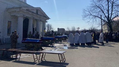 "Забирають кращих": у Полтаві попрощалися із п’ятьма воїнами, які загинули, захищаючи Україну